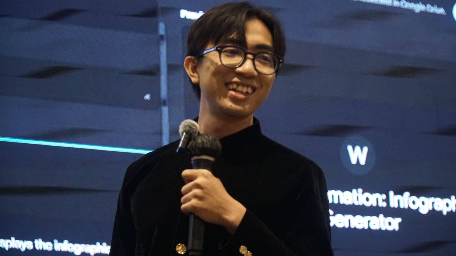 Fahmi Fahreza as speaker at Bank Indonesia, walking through the infographic generator workflow