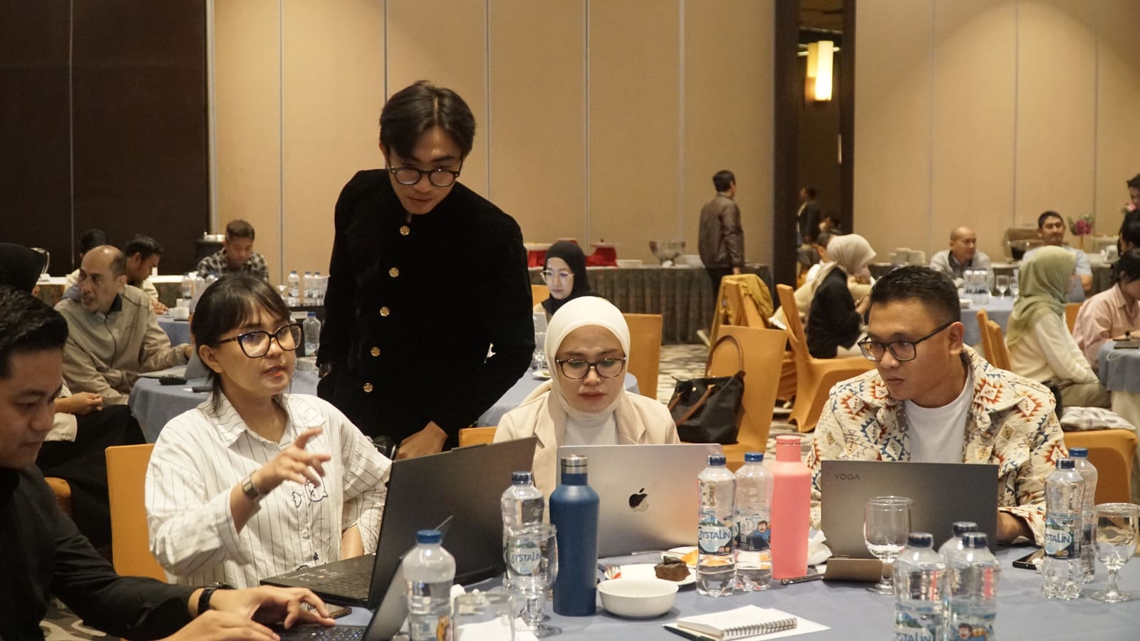 Fahmi Fahreza as speaker at Bank Indonesia, assisting participants during the hands-on session