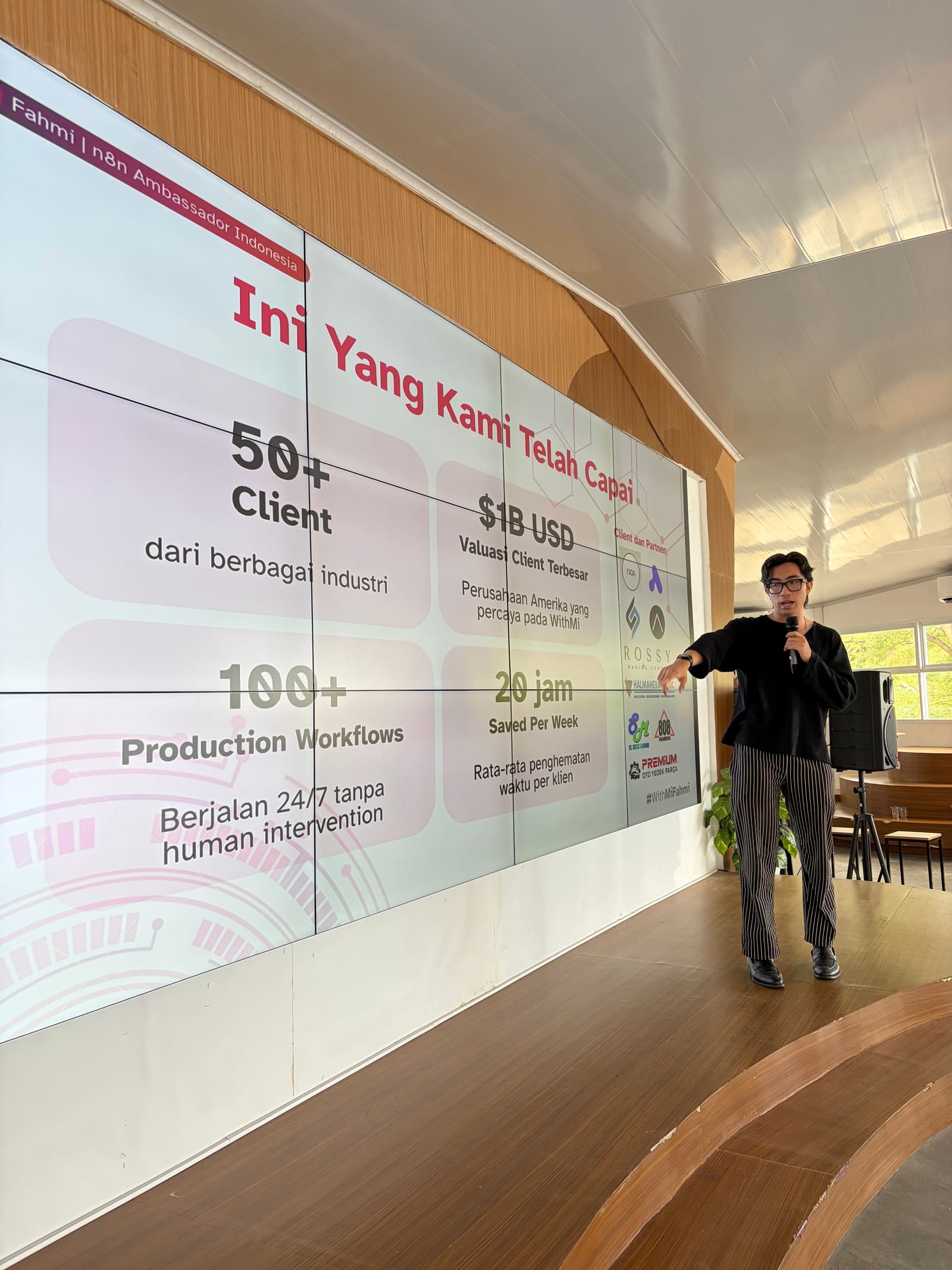 Fahmi Fahreza menjelaskan slide rekap pencapaian WithMi Automation pada sesi Batch 1 di Makassar Creative Hub