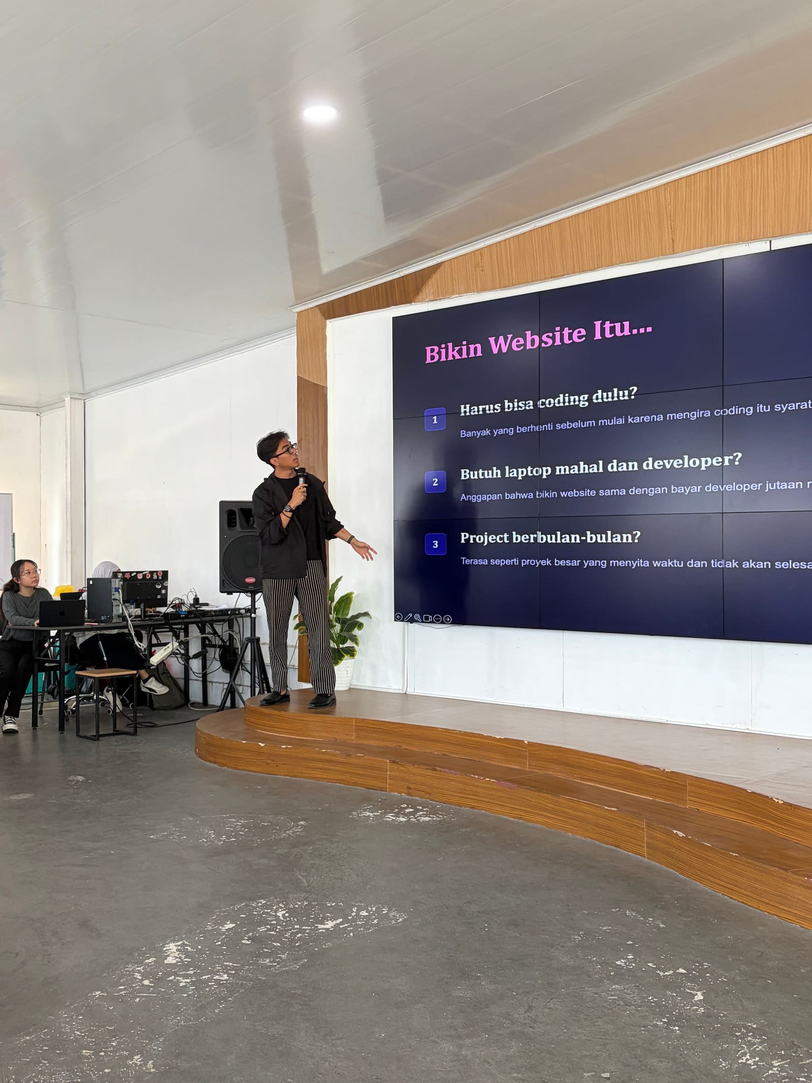 Fahmi Fahreza membawakan sesi Batch 3 dengan slide yang membongkar anggapan bahwa bikin website harus bisa coding dulu