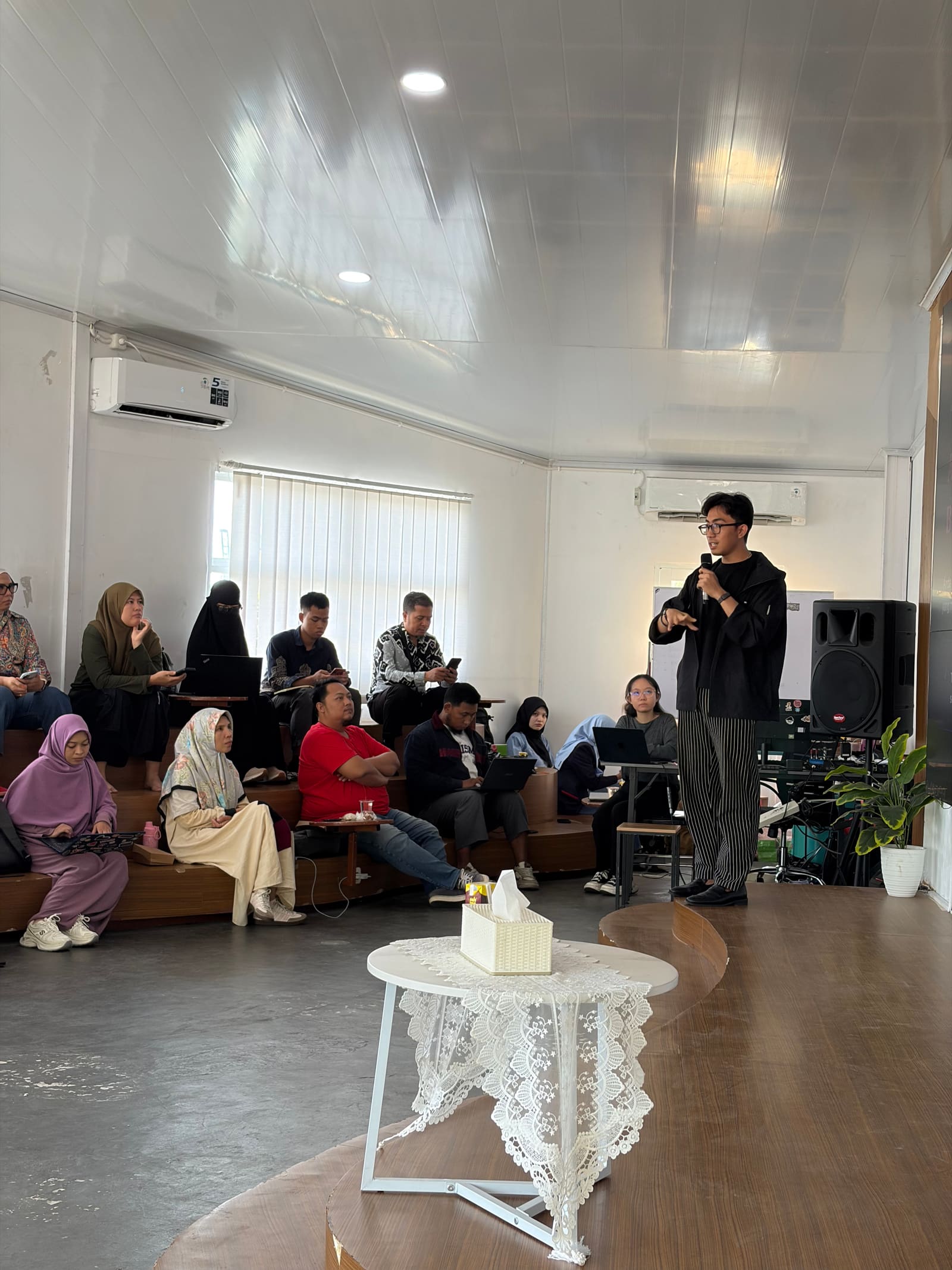 Suasana ruang sesi Batch 3 di Makassar Creative Hub, peserta UMKM menyimak sambil membuka laptop masing-masing