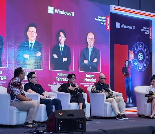 Panel discussion at the Lenovo Indonesia event, four speakers seated on stage against the Lenovo and Windows 11 backdrop