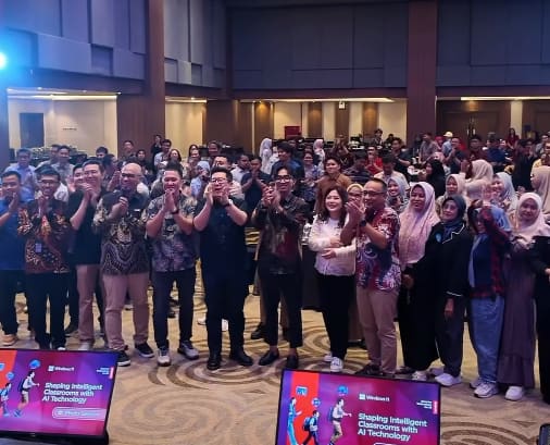 Group photo with participants at the close of the Lenovo Indonesia event, screens showing the Shaping Intelligent Classrooms with AI Technology title