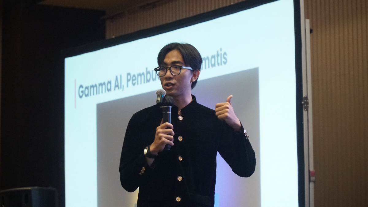 Fahmi Fahreza delivering a session on stage